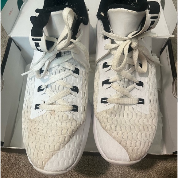 Lebron Witness V Basketball shoes - Picture 4 of 5